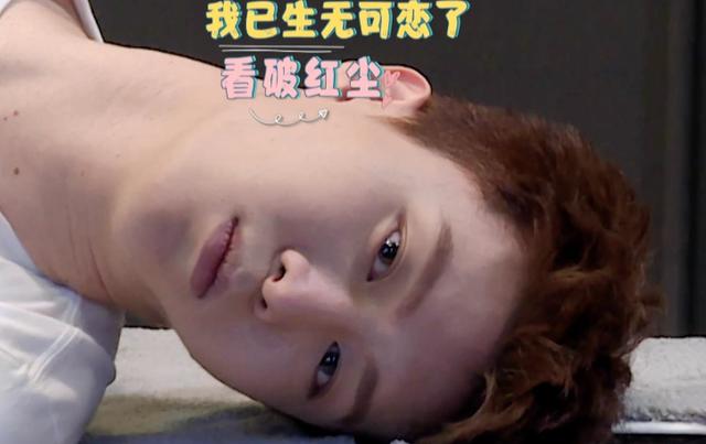 范爸爸在正骨过程中连连喊痛,简直和儿子范丞丞第一次正骨时的反应