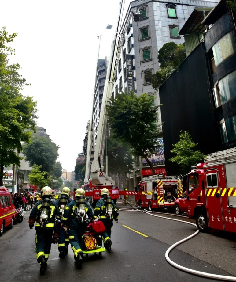 台北市消防局派遣消防车21辆,救护车4辆,人员60人驰援.