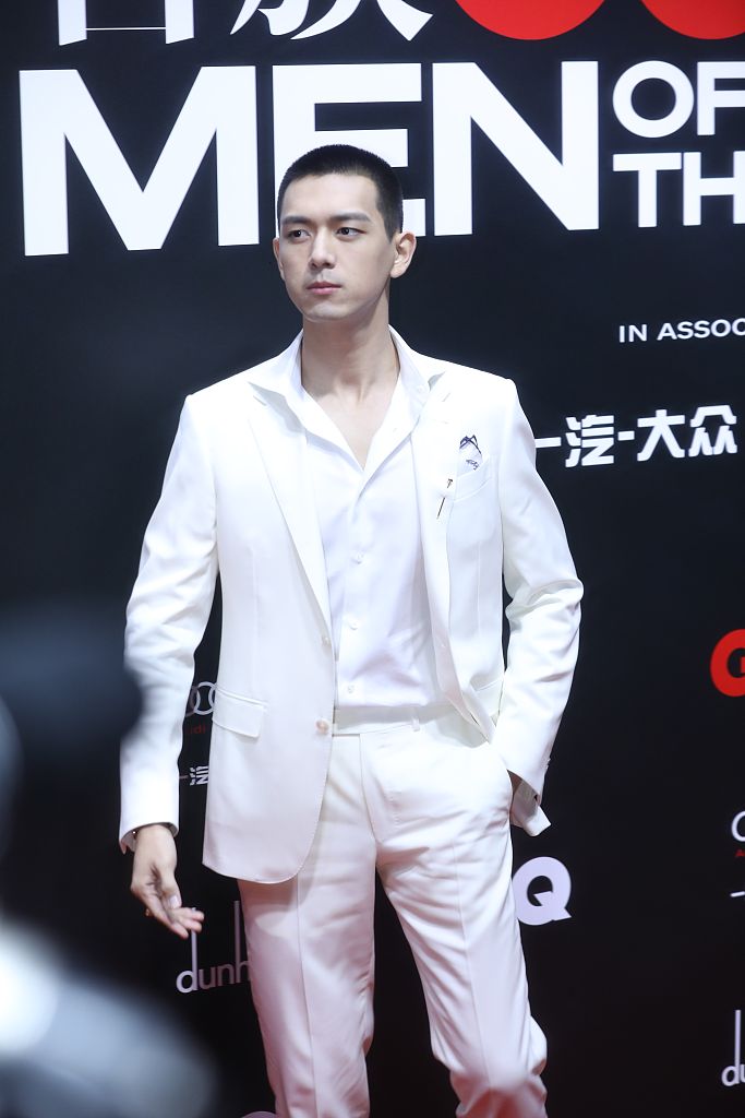 白马王子李现穿西装帅气满分02完美hold住寸头造型显硬汉气