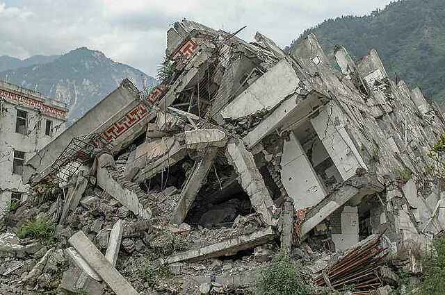 大地的震动不仅仅使大量房屋建筑倒塌,还夺去了无数跳动着的生命.