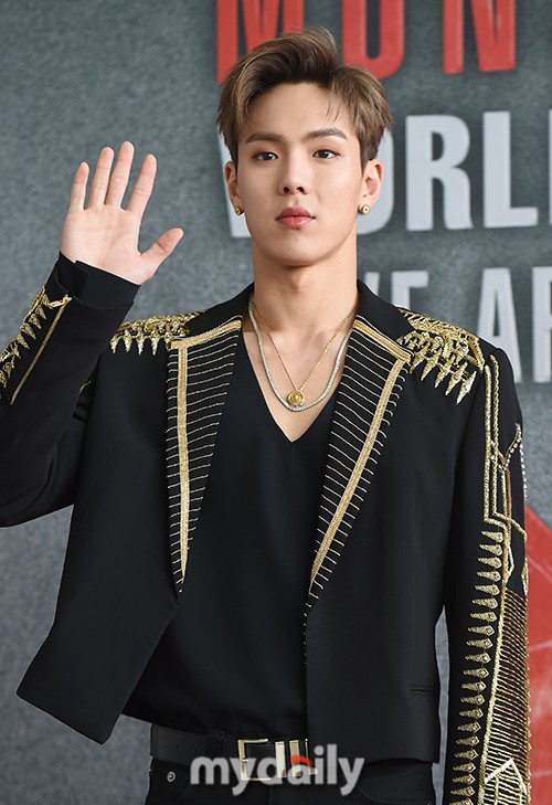 monstax方面shownu左眼视网膜脱离今日紧急进行了手术