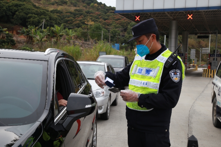 东莞兄妹三人齐上阵警察哥哥守关口医生妹妹冲一线