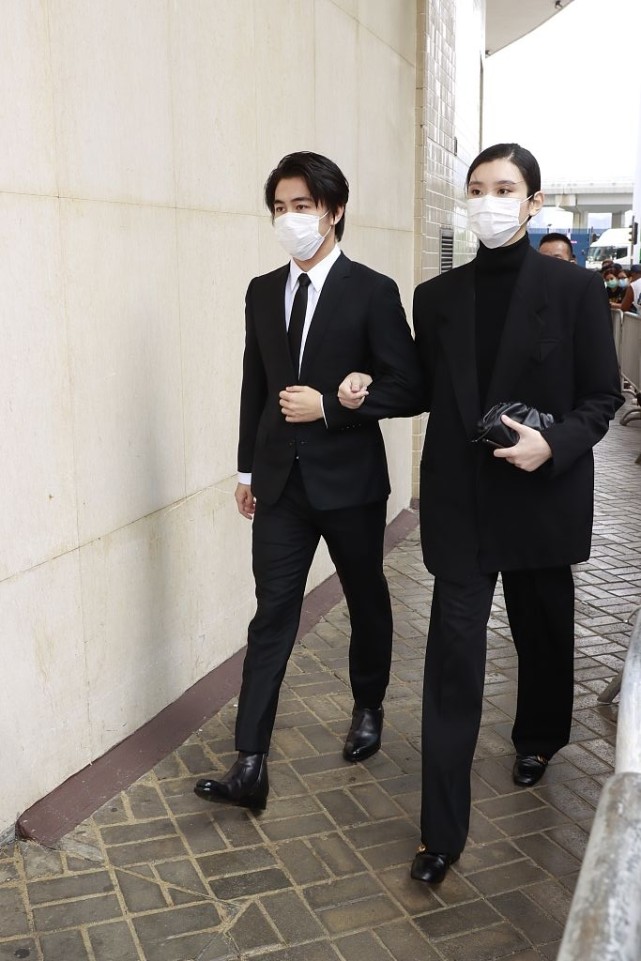 “赌王”何鸿燊葬礼举行 奚梦瑶何猷君现身 何超莲窦骁牵手入场