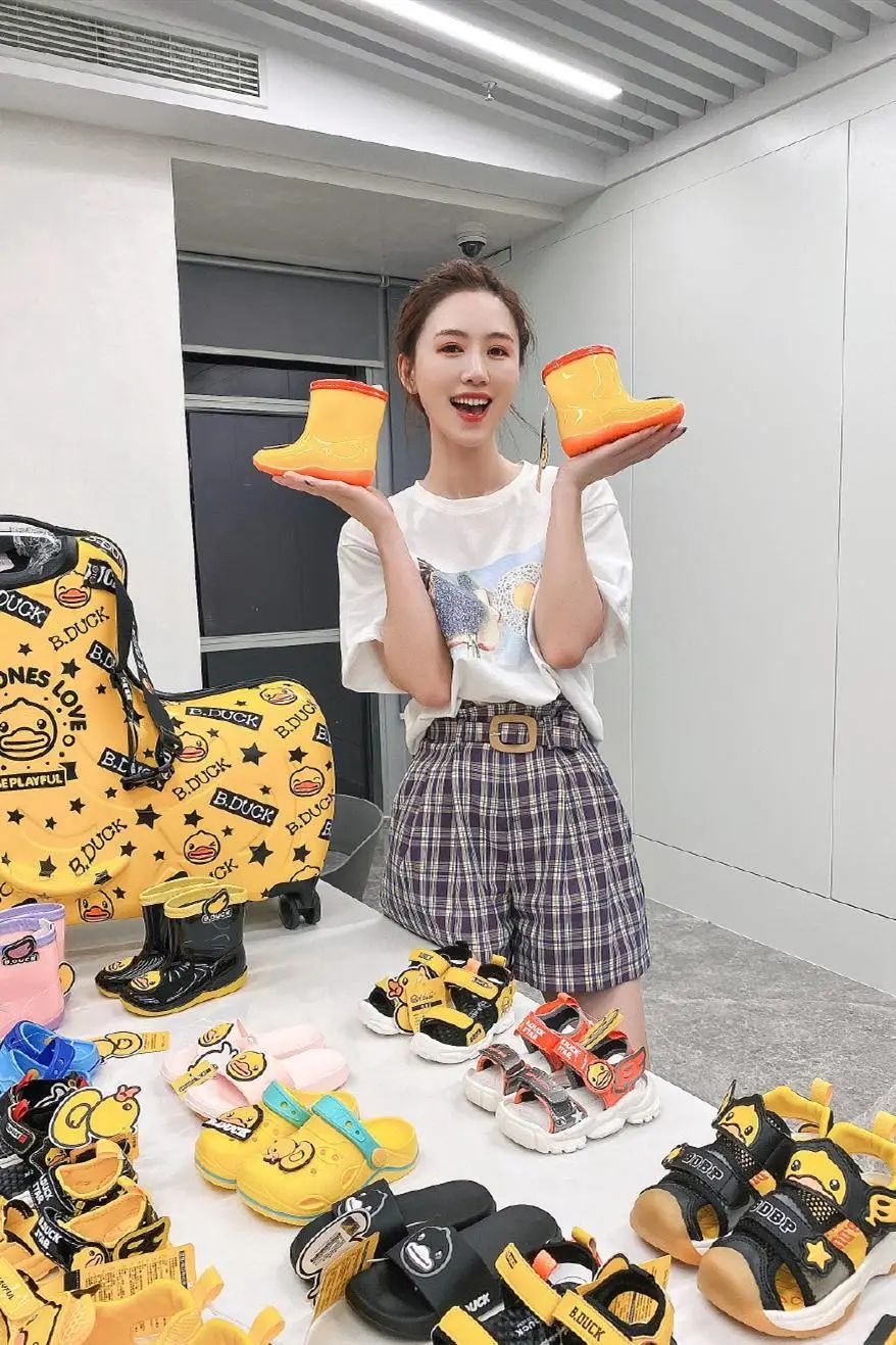 美女主播不只有薇娅烈儿宝贝私服穿衣靓丽清新气质不输女明星