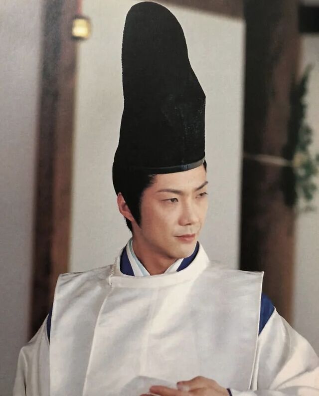 在《阴阳师》里的野村万斋 不过出了排练场,父亲会和他玩接球游戏