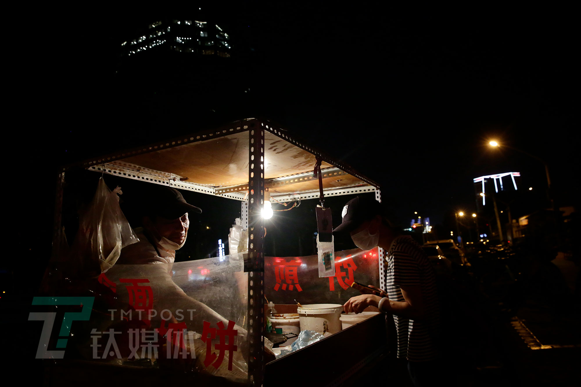 北京街头地摊众生相:有人被罚款气哭,有人开劳斯莱斯轿车练摊 !