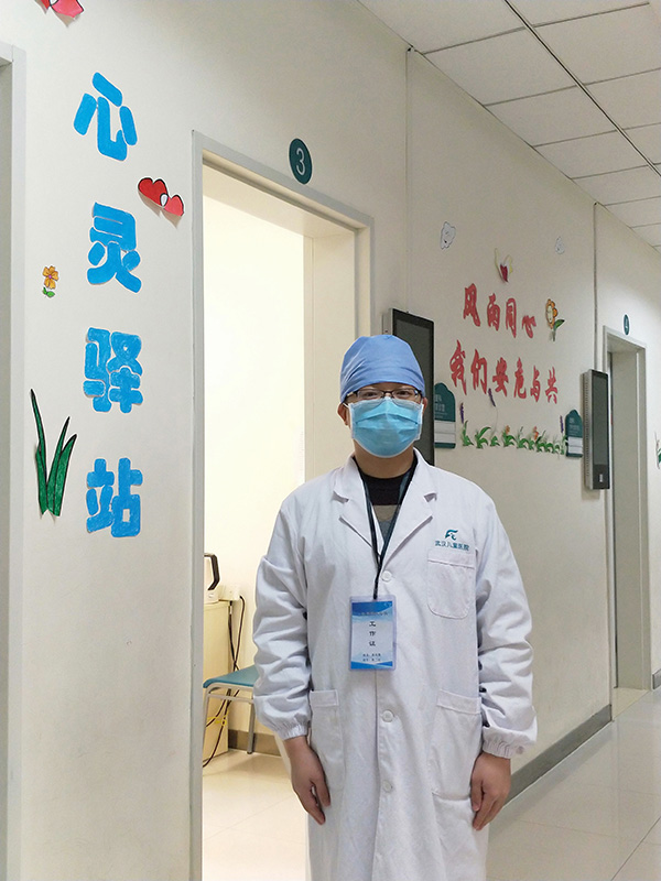 武汉儿童医院40多名孩子无家可归 最缺的是陪伴
