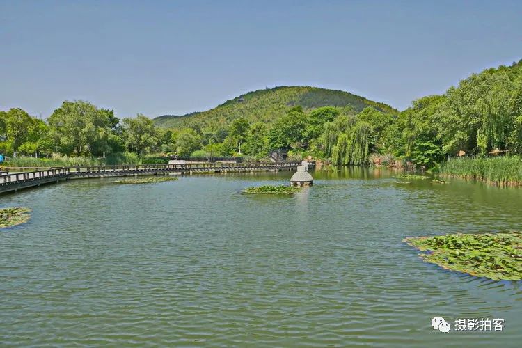 雲湖溼地公園位於宜興西南山區,滬寧杭三角地區的幾何中心,西鄰溧陽