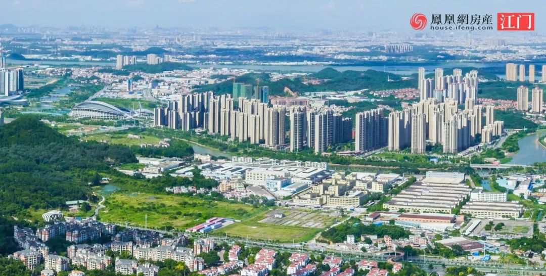 在滨江新城的核心区,保利承担了660亩地的开发建设,历经8年雕琢,该