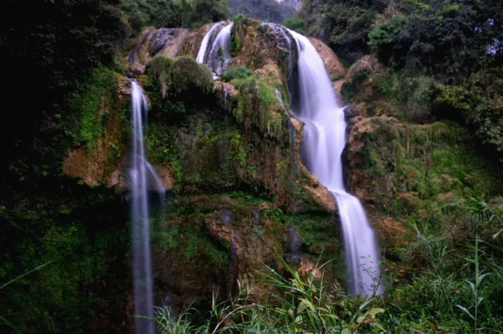 飛瀑流泉四處可尋, 溶洞,地下河密佈境內,奇山異石栩栩如生, 古橋漁舟