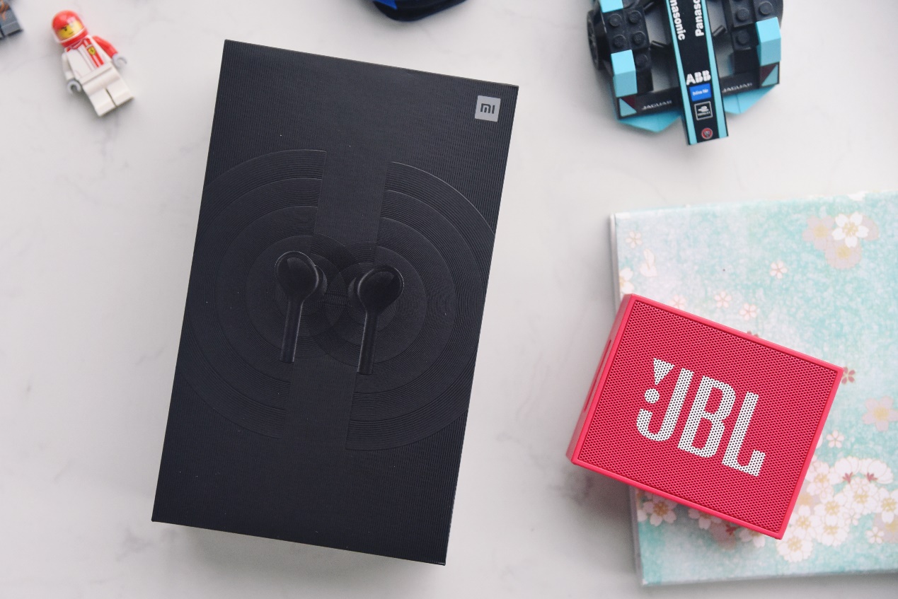 小米air2 pro的包装盒考虑与耳机配色协调一致,采用了黑色的主色调