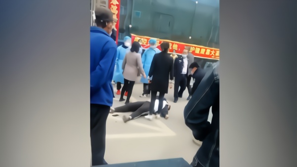 伊通县医院：男子拒扫码辱骂工作人员，发生冲突