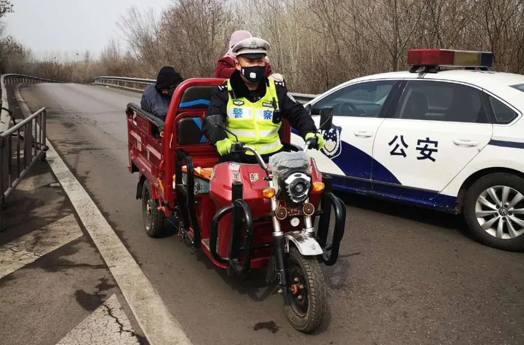 危險長太高速驚現三輪車逆行長治民警關閉車道救人