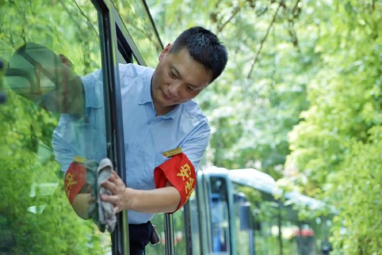 汗滴车窗外的司机