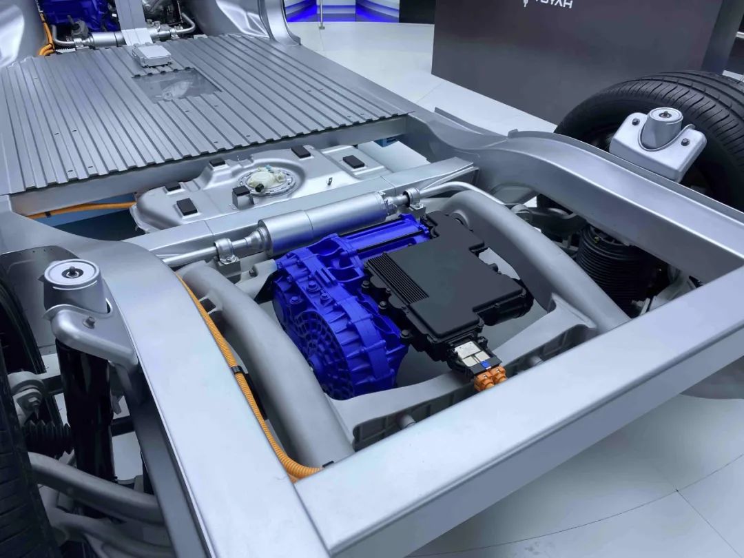 岚图free搭载的双电机系统可爆发出500kw的最大功率,峰值扭矩达到1000