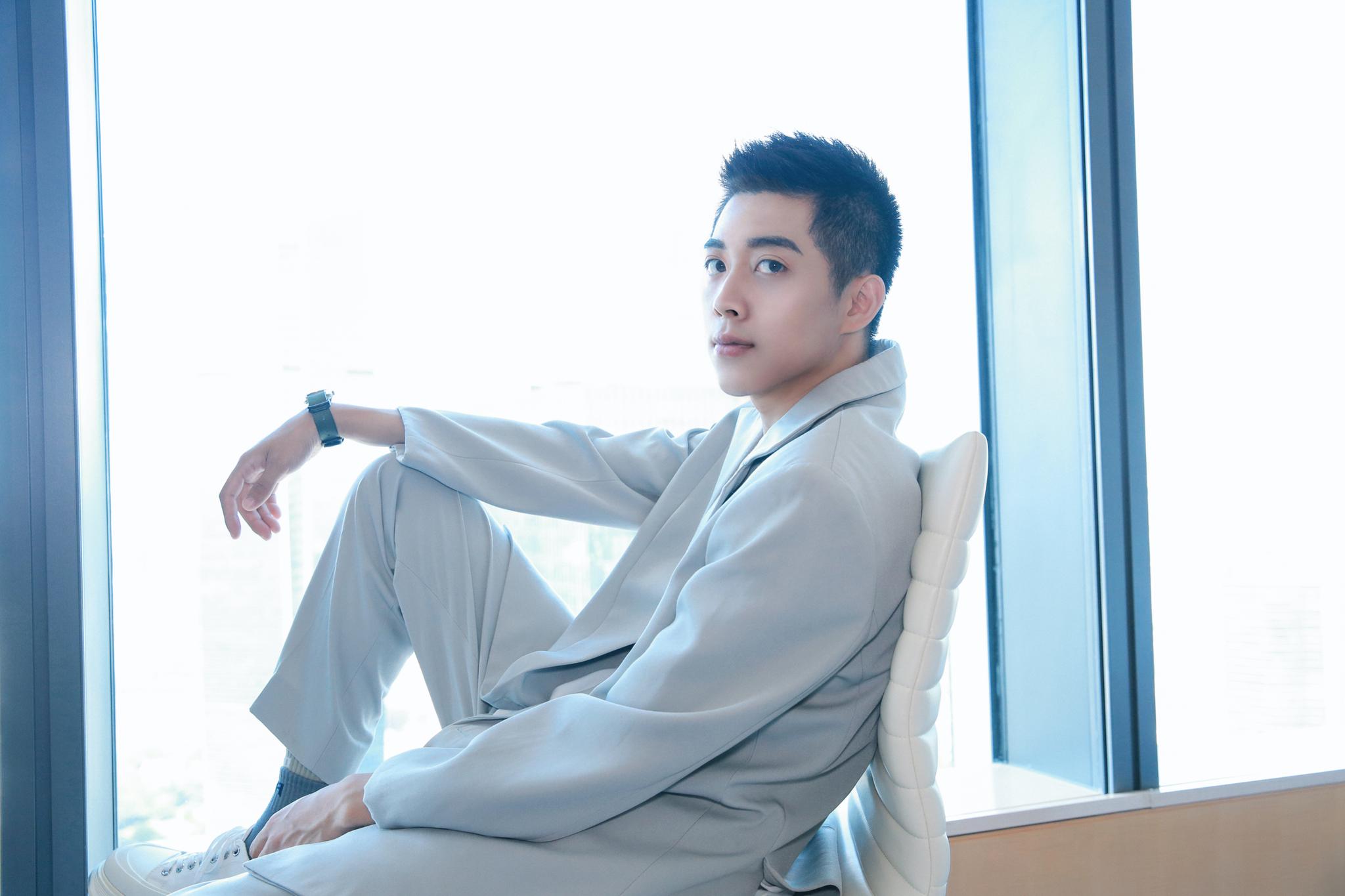 朱俊麟三度登台耀客年度发布《穿越火线》《在一起》