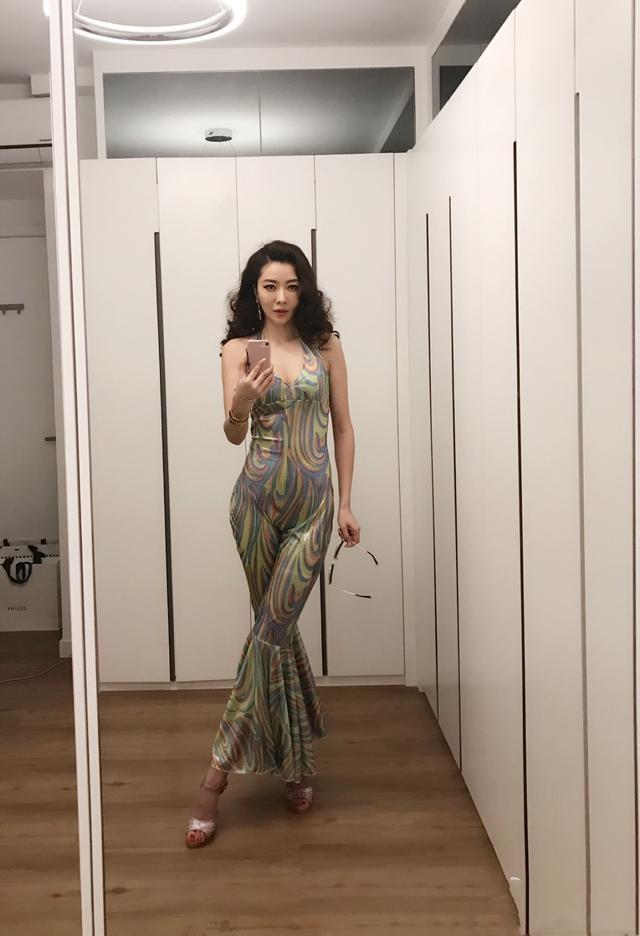 熊黛林好丰满,穿连体装身材零赘肉,秀括号臀凹凸感好不真实__凤凰网