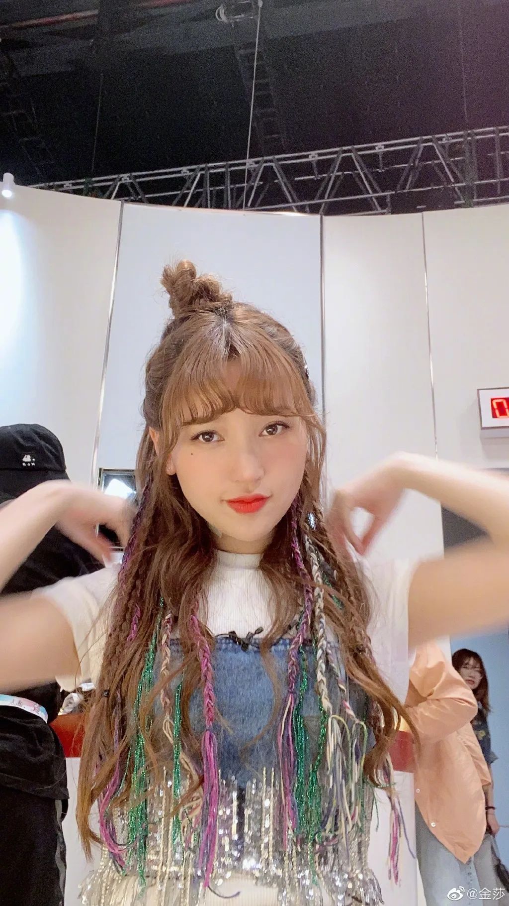 吃饭前先秤重计算卡路里姐姐们想要好身材也不容易啊