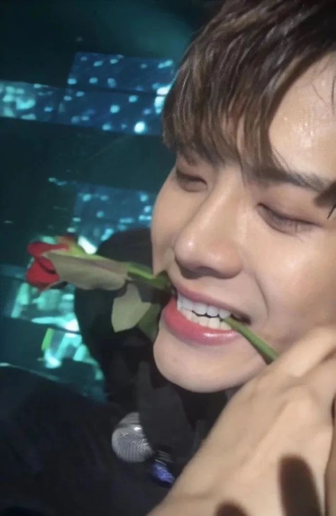 调教教室丨又野又性感王嘉尔的鲨鱼线鲨了我