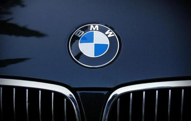 就在前天宝马发布全新蓝天白云车标网友美或丑不好说