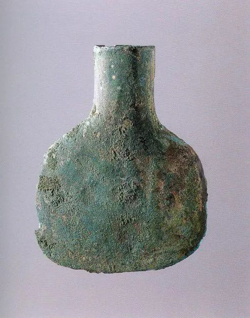 青铜凿:凿是在木料上凿孔或挖糟用的工具,在二里头文化时期就已经开始