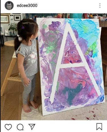 陈冠希晒两岁女儿新画作，Alaia赤着脚丫满手颜料
