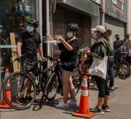 布鲁克林一家自行车店外，客户正在挑选配件