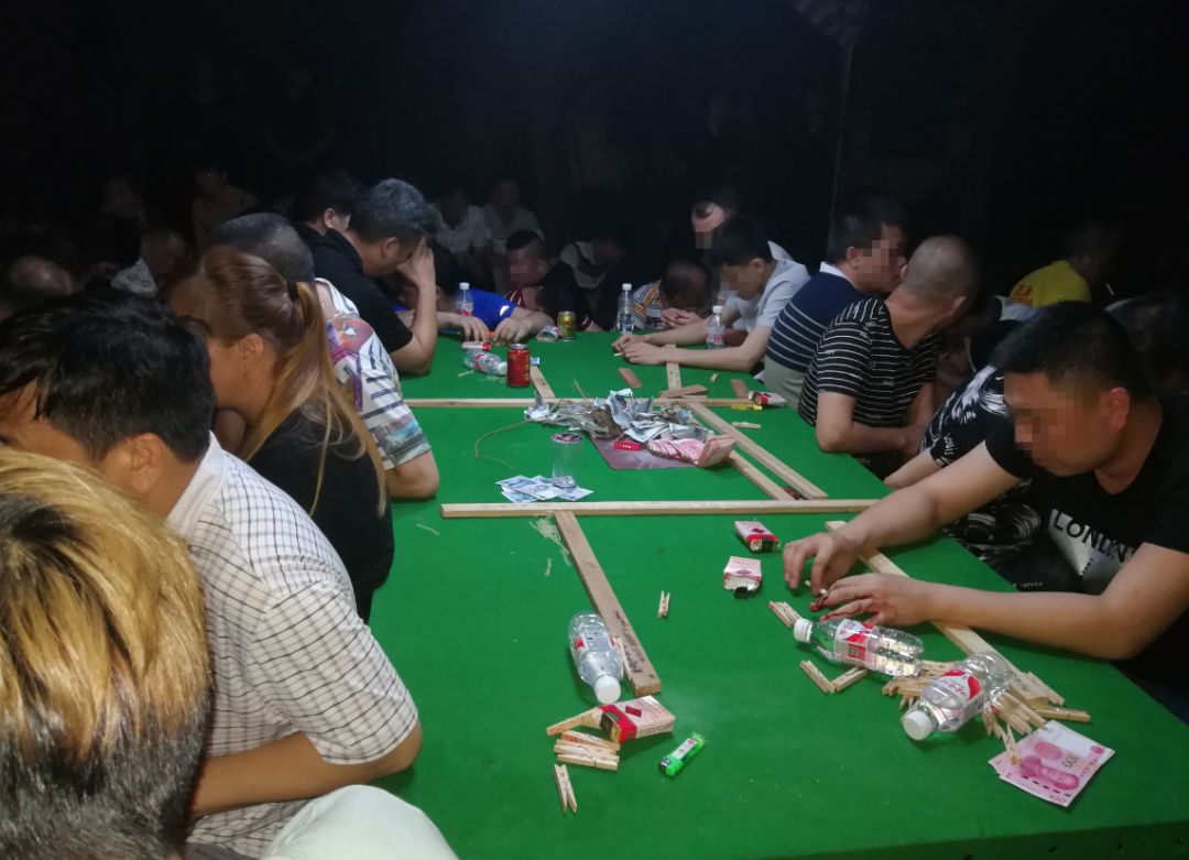 在上林县万嘉村附近存在一大型野外赌场,该赌场吸引附近村民参与赌博