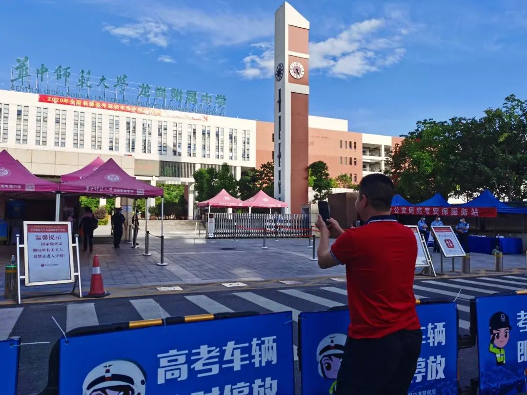 家长穿红色旗袍守考场门口祝愿"旗开得胜",穿"高考加油"为孩子们实力