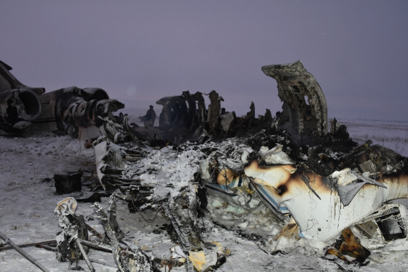 这是1月27日在阿富汗加兹尼省代赫亚克地区坠机现场拍摄的飞机起火被