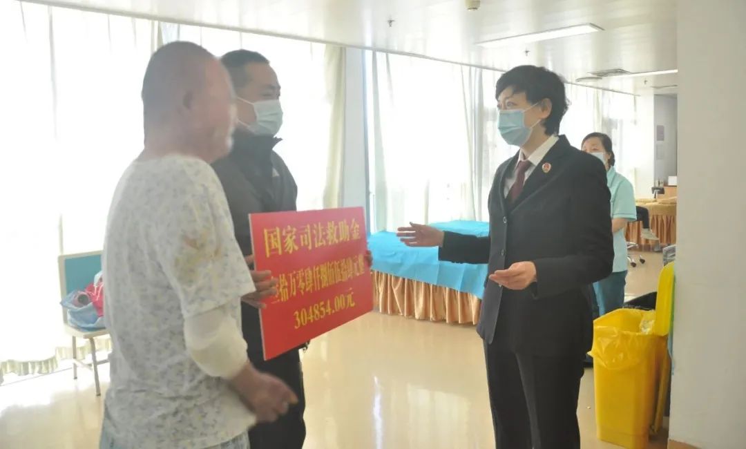 图为市检一分院党组成员、副检察长庄伟向刑事案件被害人陈某一家送去司法救助金