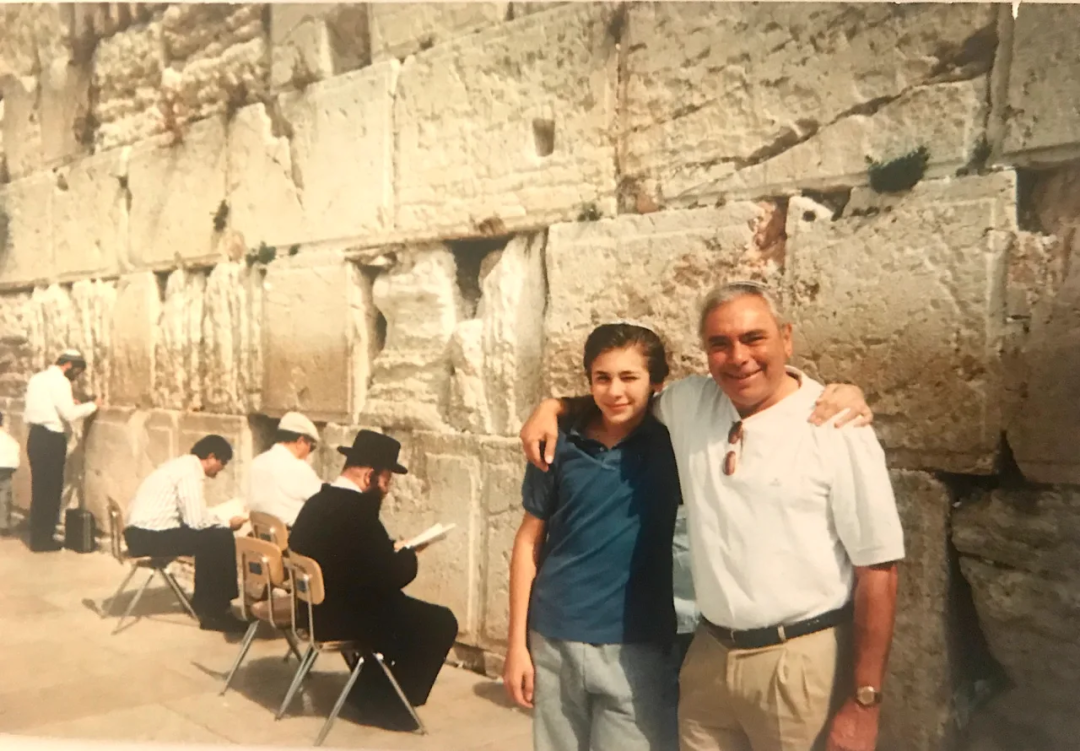 年轻的兰斯基和父亲在耶路撒冷哭墙 因为从事房地产生意的父亲逃税