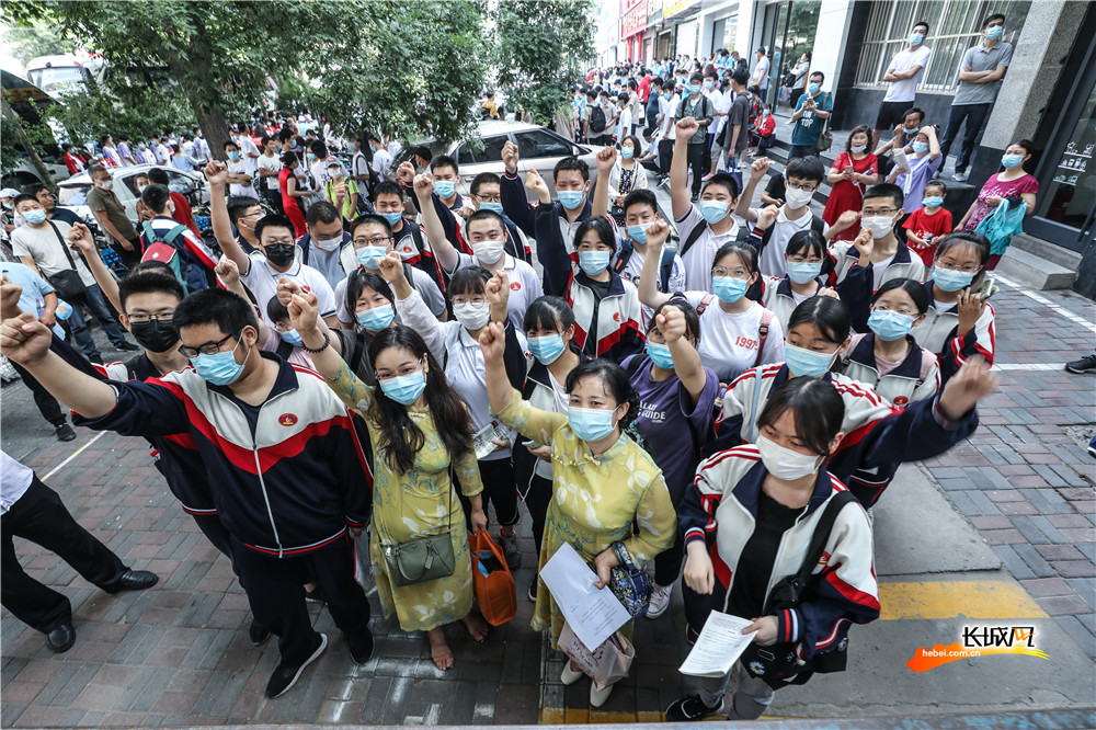 乘风破浪时刻到了2020高考首日现场直击