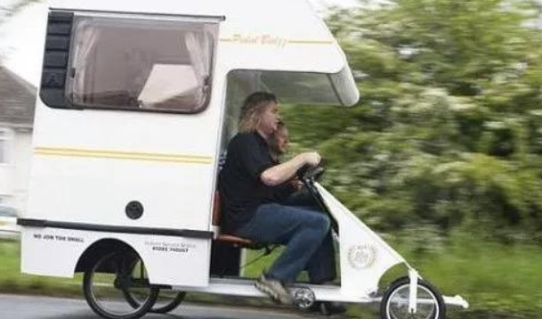 50岁老外打造全球最小房车 人力四轮车配生活舱 能住4个人 手机凤凰网