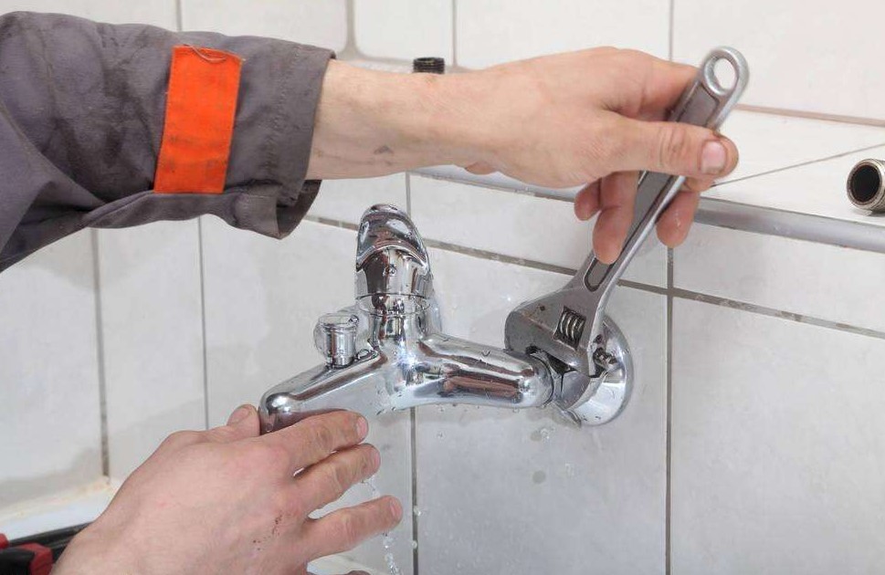 啄木鸟家庭维修|厨房水龙头漏水