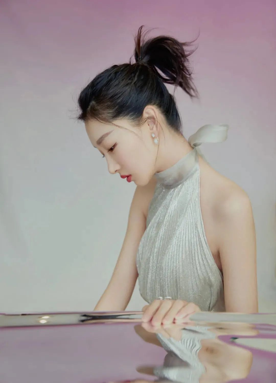 不知道大家有没有发现,周冬雨哪怕是穿着礼服都要扎着高马尾,平时也多