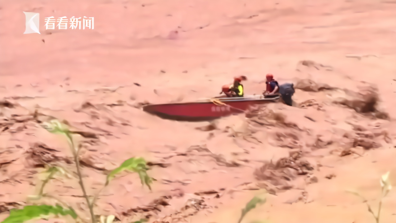 冲锋舟被洪水打翻 消防员劫后余生当场哭了…