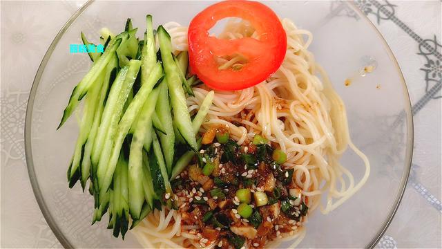 黄瓜番茄是绝配教你做清爽的凉面蒜蓉凉拌汁一浇一碗不够吃