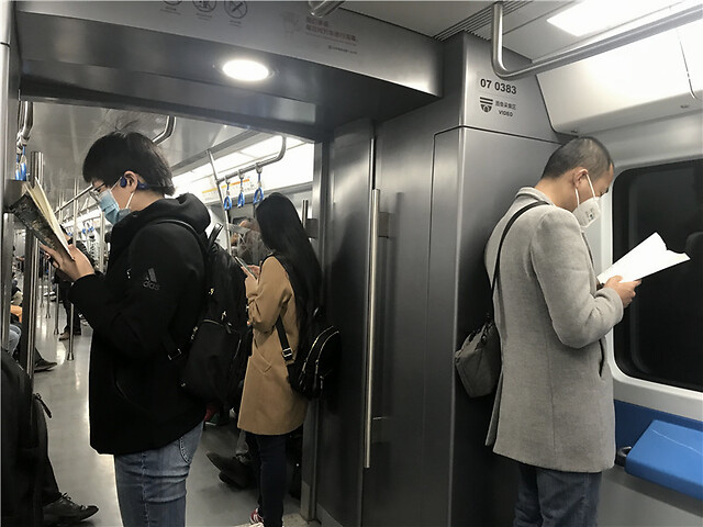 拍了两年北京地铁上的读书人如今他们戴口罩读书的样子真美