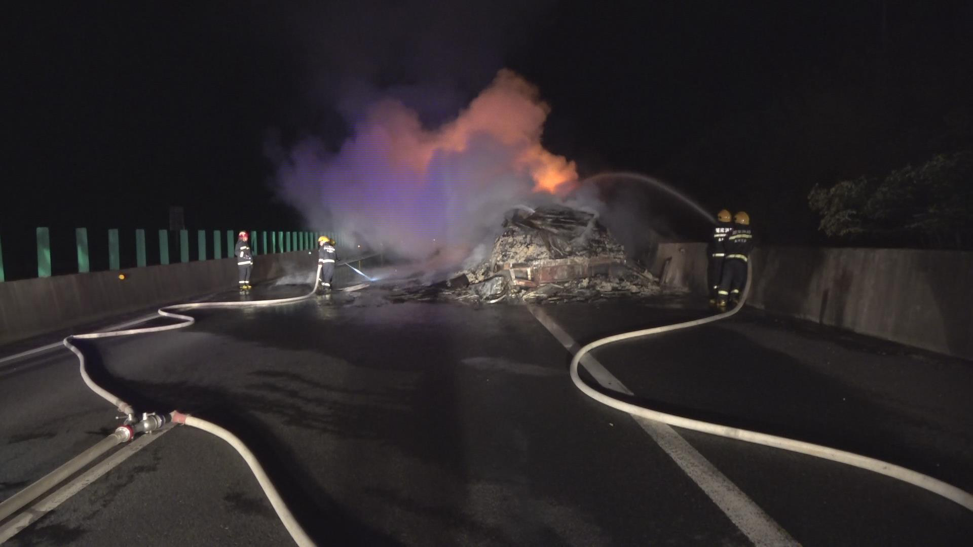 潇湘晨报货车高速追尾半挂车，一车电视机猛烈燃烧，司机：变道时没注意