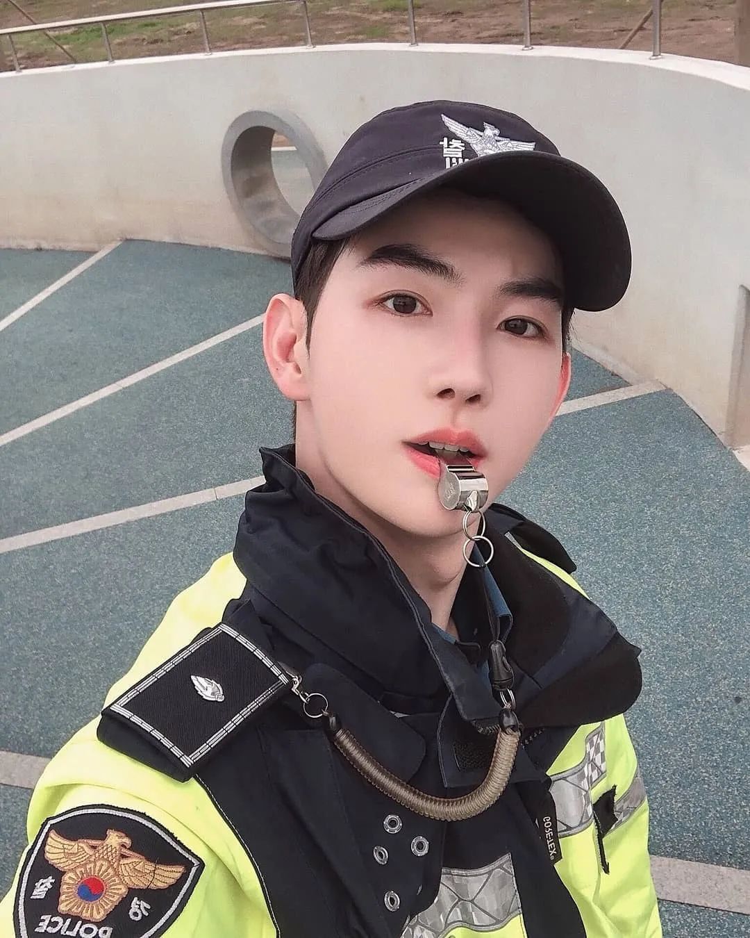 这位小哥叫 车宥贤,现在正在服兵役,入伍期间就时不时分享一些当义警