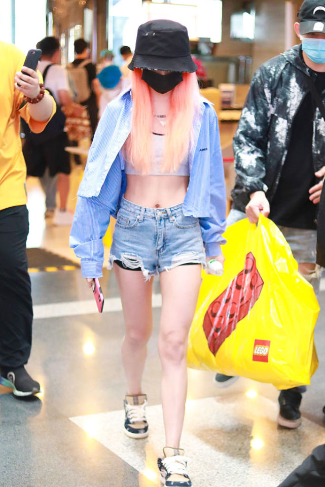 时髦靓妞!乃万染粉色留长发展青春活力 装扮清新秀蜂腰美腿超飒