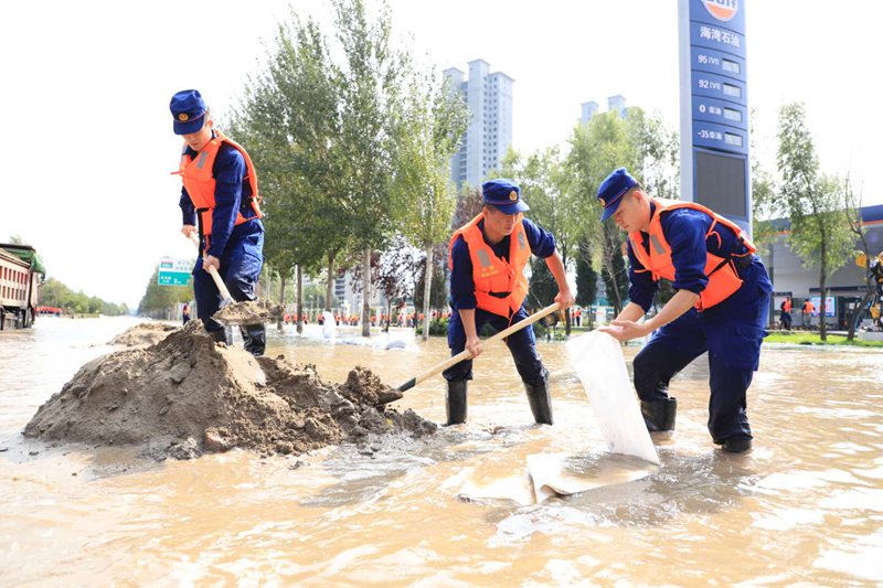 哈尔滨200余名森林消防员参与城市内涝抢险救援