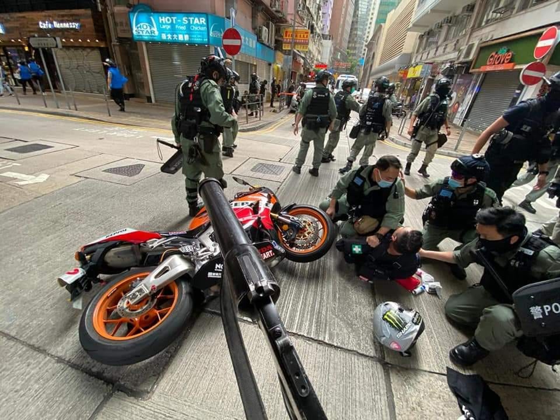 香港警察遭暴徒袭击共7名警员受伤送医