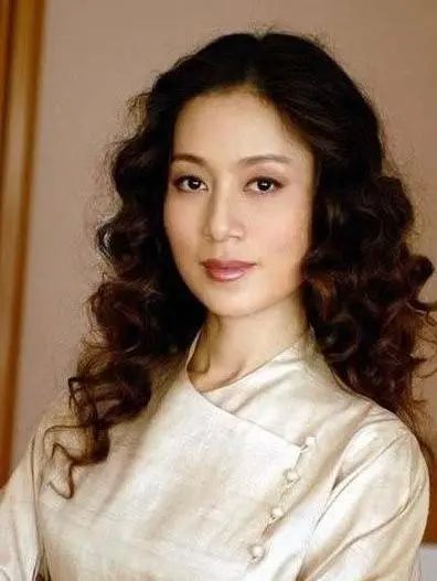 李红一个被余秋雨抛弃14年糟糠之妻终在坎坷中活出自我价值