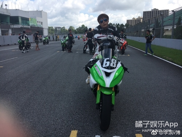 李滨2012年结过婚,妻子是比他小6岁的儿童编剧刘浩泉.