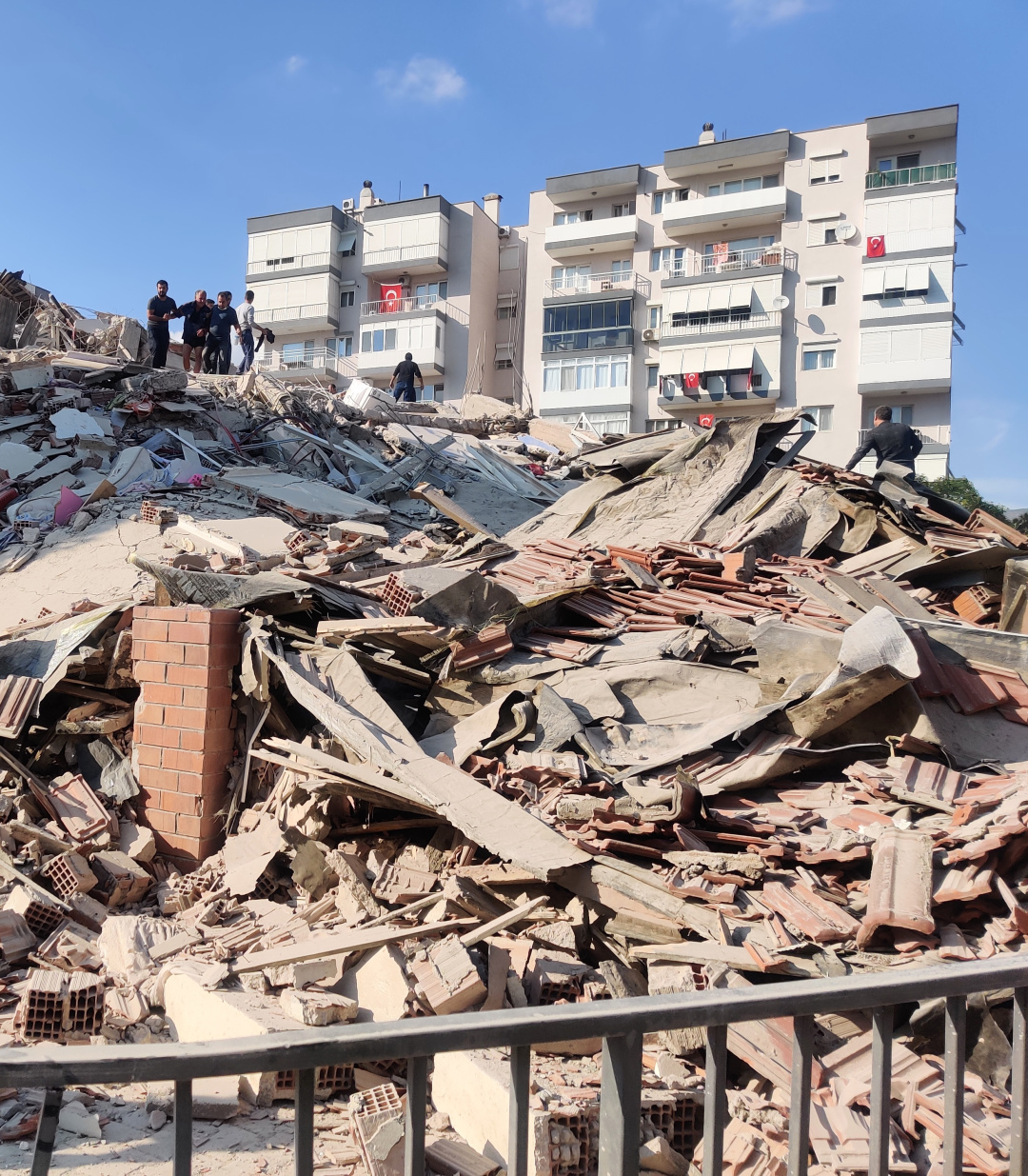 土耳其地震灾后画面曝光：建筑被夷为平地-搜狐大视野-搜狐新闻