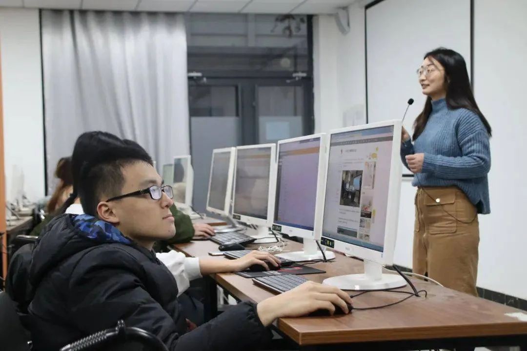 谢谢你出现在我生命里!6位舍友抬起"轮椅男孩"的求学路,看哭