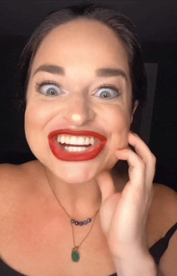 点似乎根本不在视频内容上,总会加上夸张的面部表情性格活泼的萨曼莎