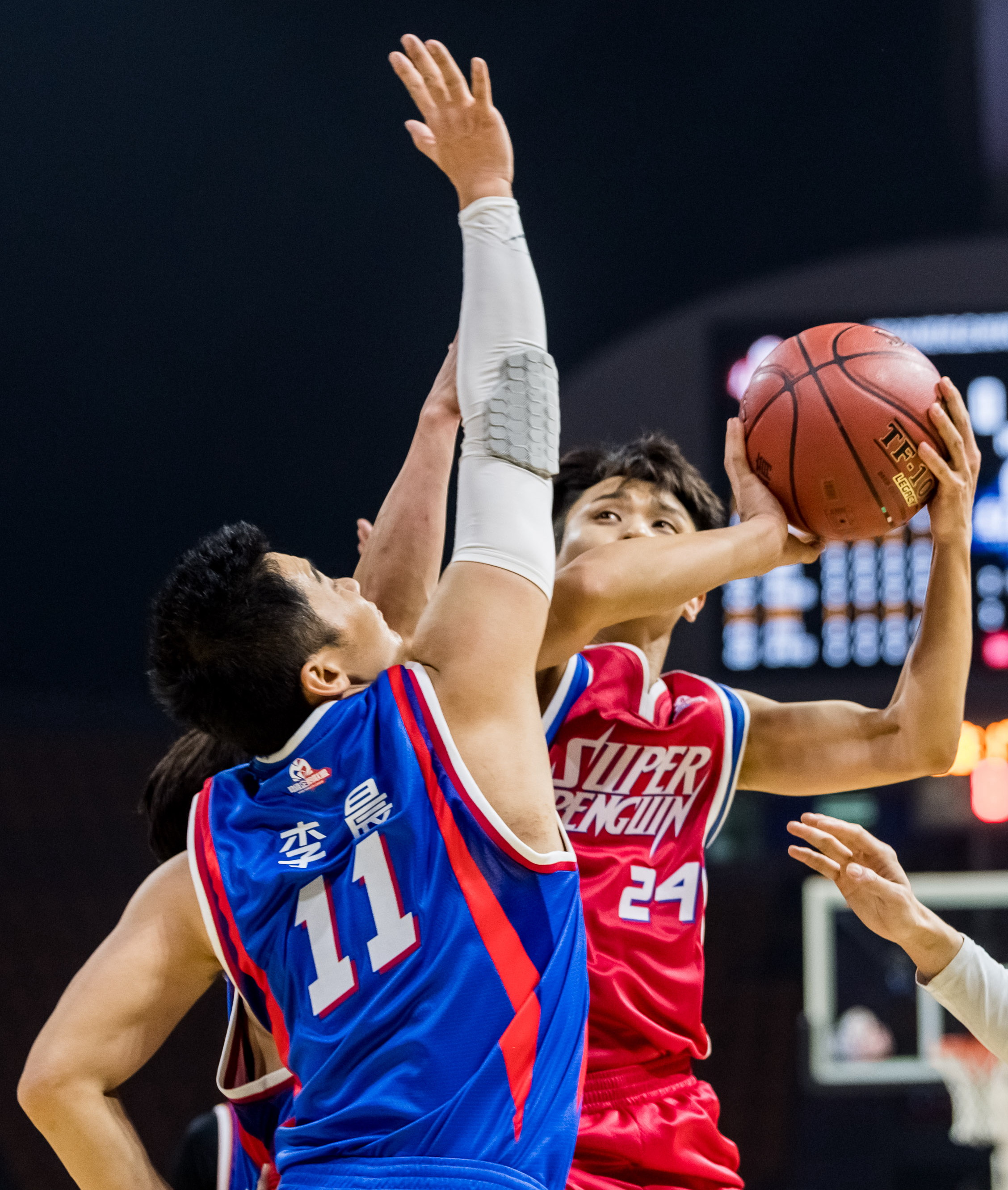 场上对抗激烈。